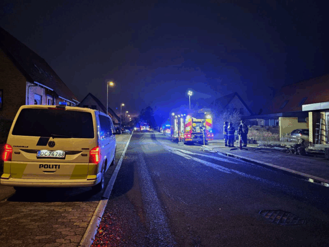 Blå blink lyser villakvarter op