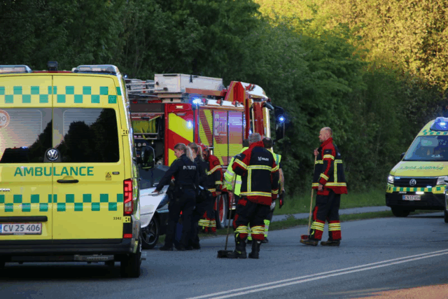 To lastbiler støder hårdt sammen: En stikker af fra uheldet
