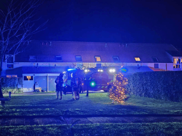 Blå blink fylder område foran rækkehuse