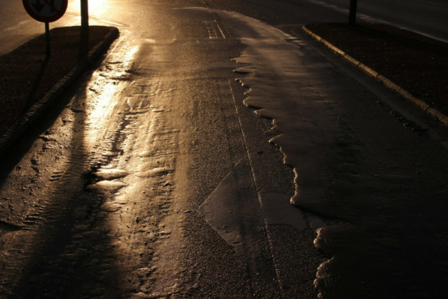 Hold op med at salte indkørslen: Billig ingrediens virker lynhurtigt