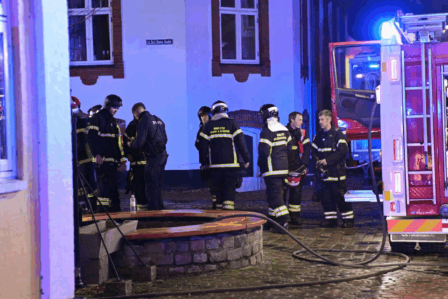 Forbrændt kvinde reddet ud af lejlighed