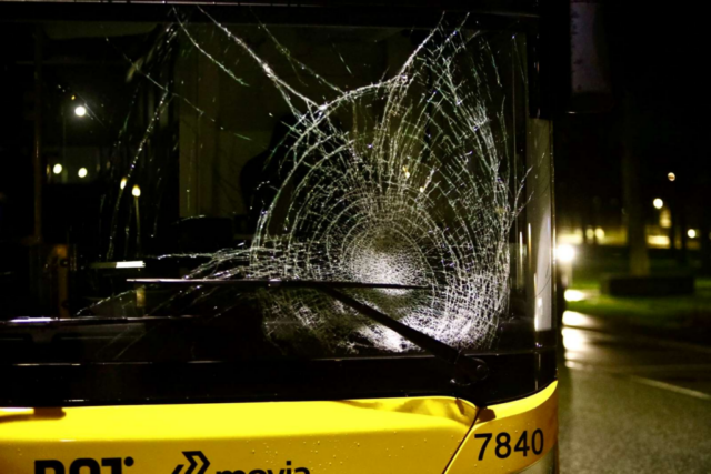 Buschauffør talte i telefon og forulykkede: Ung pige kvæstet