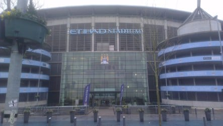 Brutalt overfaldet på tribunen: Fodboldfan har fået dobbelt benbrud