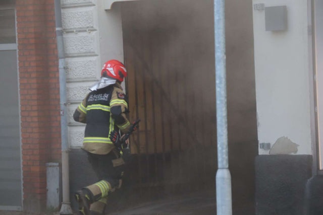 Sort røg vælter ud fra restaurant