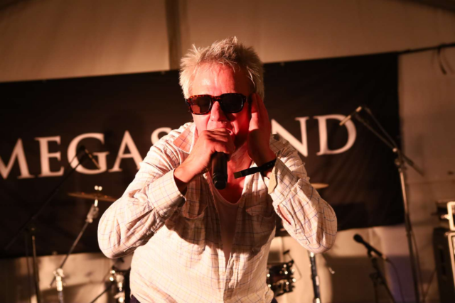 Stor julemiddag for hjemløse fik besøg af hiphop-legender