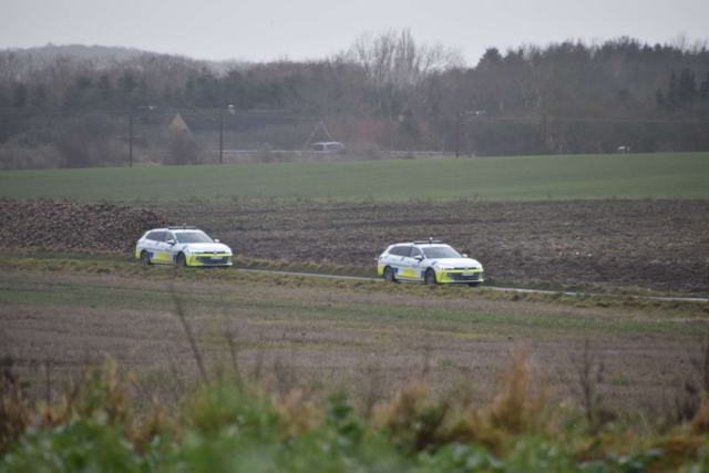 Patruljer til stede ved brand på mark