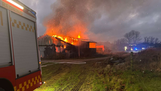 Bygning raseres af voldsom brand: Styrker fra flere stationer knokler med flammerne