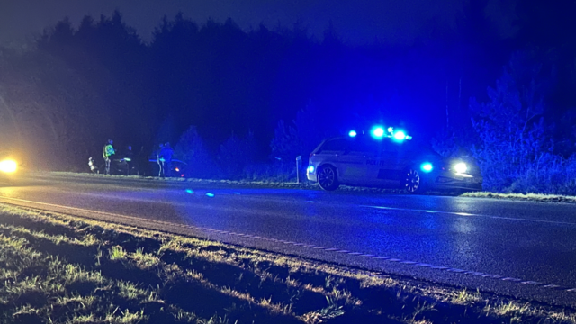 ‘Der er tilkaldt en ambulance til stedet’: Bil ender på taget i grøften