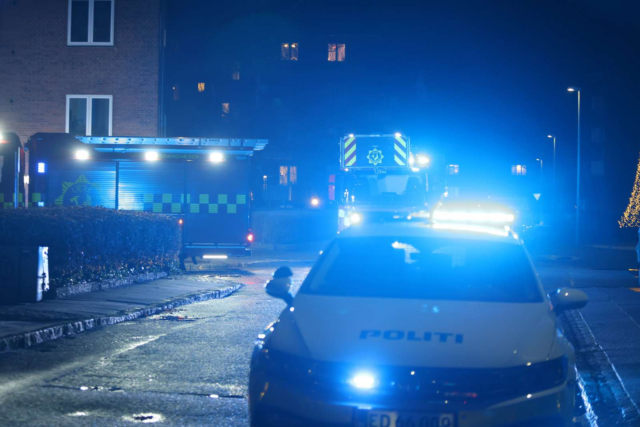 Udrykningskøretøjer ankommer ved etageejendom