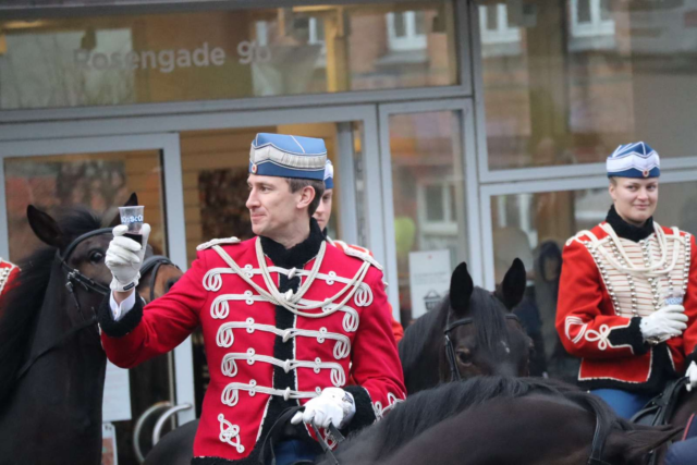 Garderhusarregimentets Hesteskadron rider julen i møde