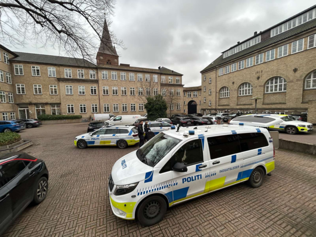 Politiet massivt til stede: Jagter to personer efter overfald