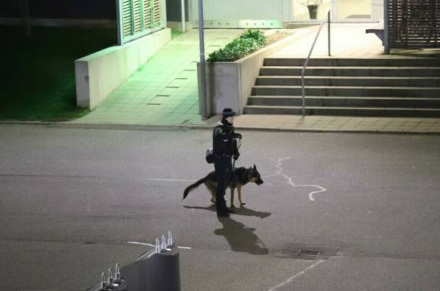 Søn fundet fyldt med blod: I huset ligger far død