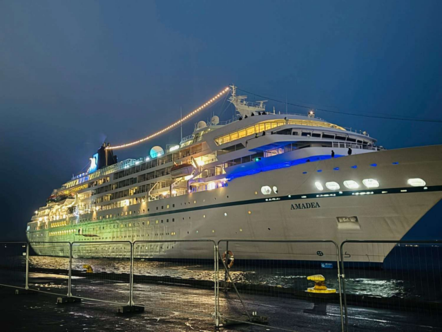 Kæmpe krydstogtskib mødt med kanonskud i dansk by