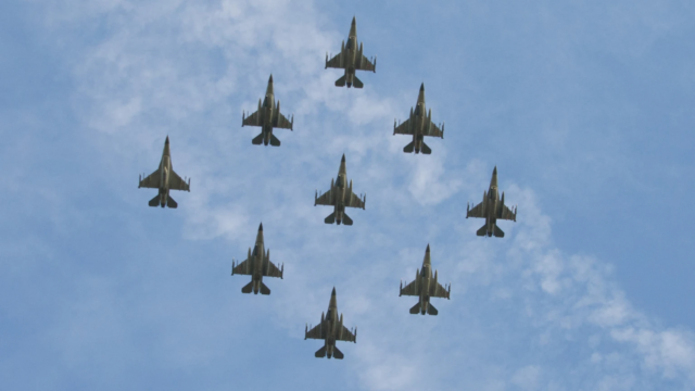 F16-fly bomber lige nu løs: Krig bryder ud nyt sted