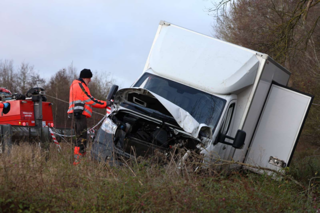 Var spærret gennem flere timer: Skulle bjærge smadret varebil fra grøften