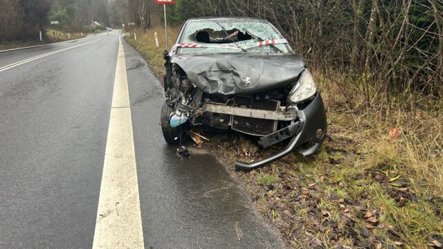 Melding om fastklemte: Bil totalt smadret