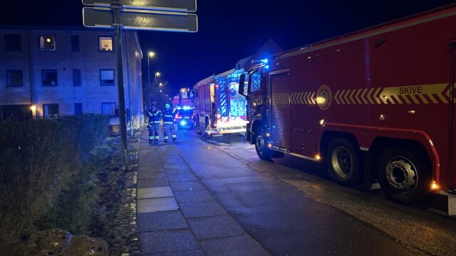 Flere udrykningskøretøjer fremme ved brand
