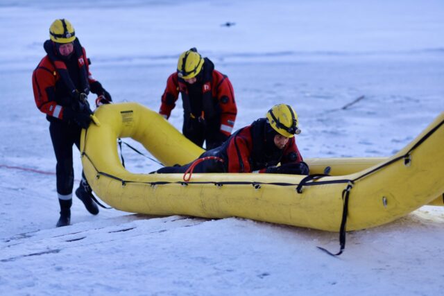 På glatis: Beredskabet øver på Damhussøen