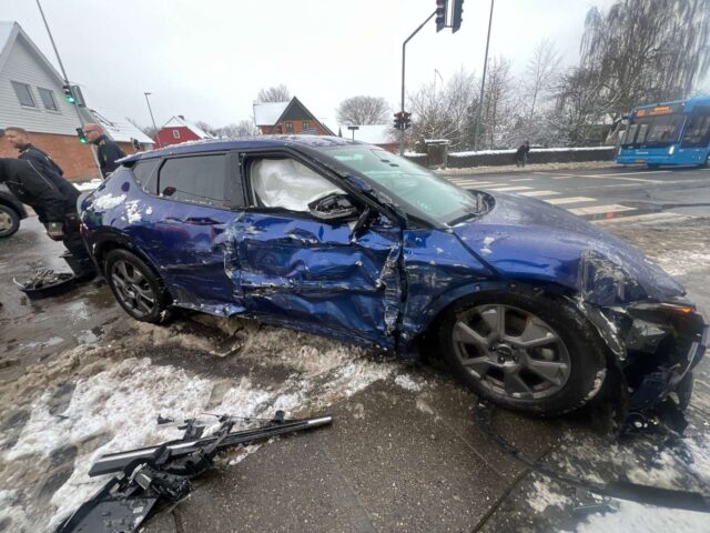 Voldsomme scener: Bil kører over for rødt og rammer lastbil