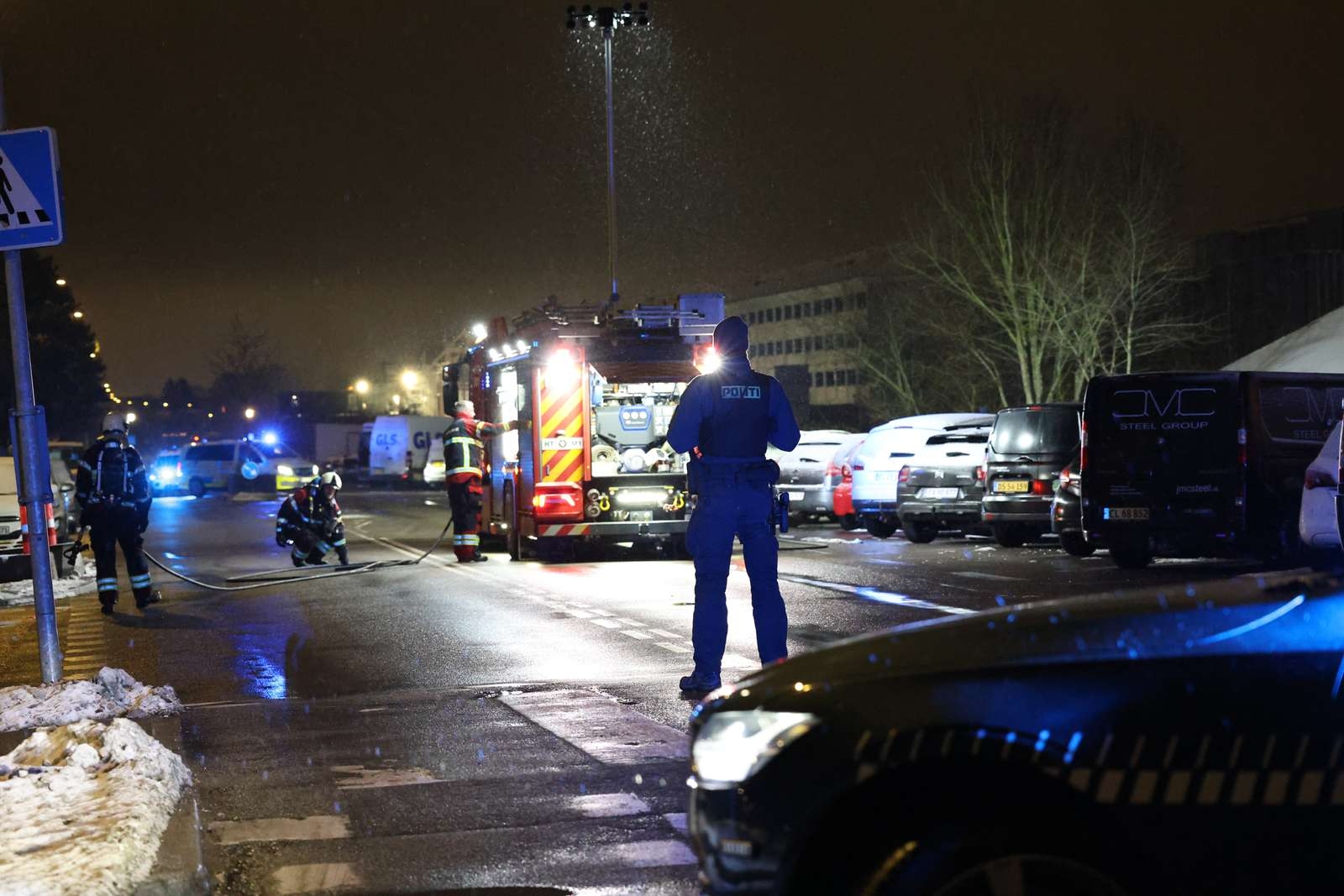 Massivt til stede ved brand: ‘De søger med hunde’  