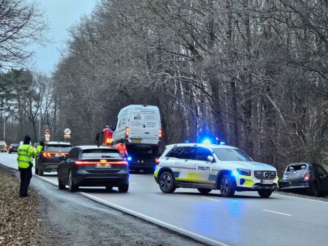 Varevogn hamrer ind i personbil