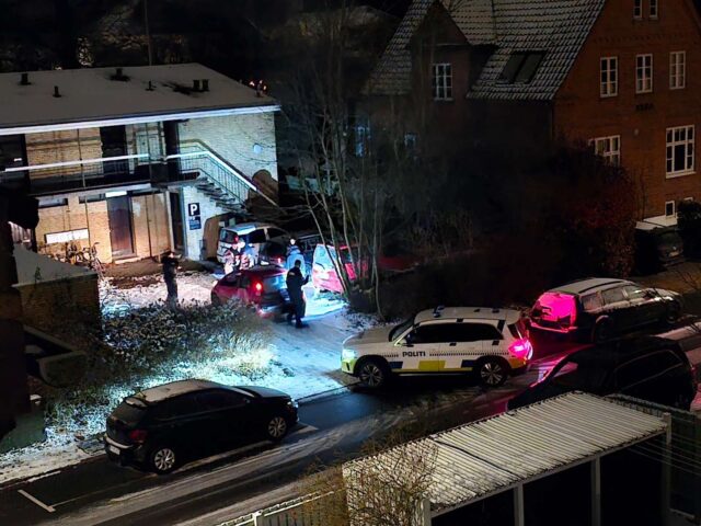 Massivt politiopbud ved mistænkeligt forhold: ‘Flere personer er flygtet fra stedet’