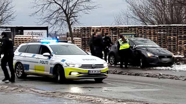 To veje helt spærret efter uheld: Person kørt væk med politieskorte