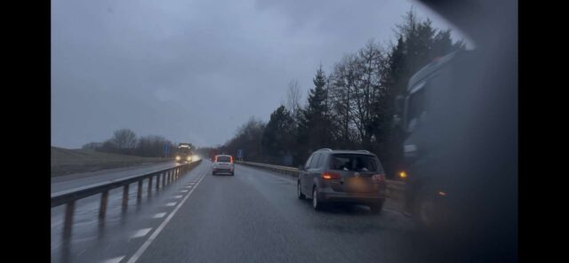 Lastbil brager ind i personbil