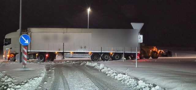 Lastbil holder på tværs af vejen