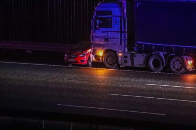 Spor spærret: Lastbil og personbil i ulykke på motorvej