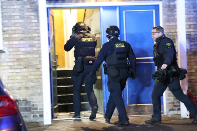Enorm aktion i boligkvarter: Rykker ind med skudsikker vest