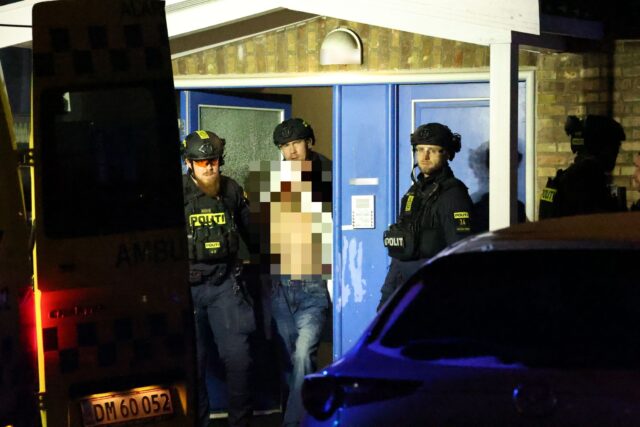 Vrimler med blå blink: Specialstyrker rykker ind med ‘skjold og skum’