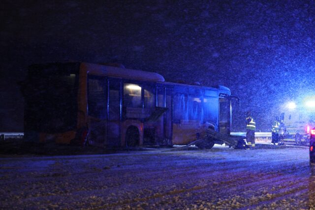Uheld på motorvejen: Bus brager ind i autoværn