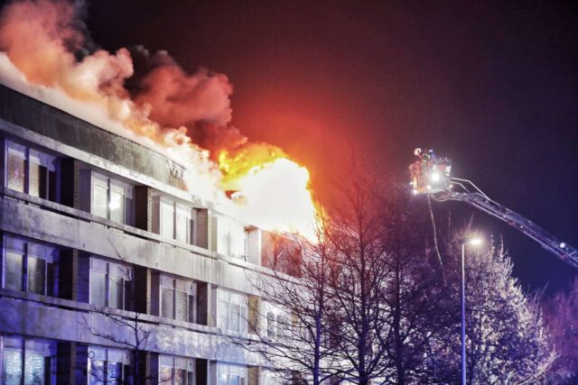 Børn tændte fyrværkeri på altan: Fem opgange evakueret