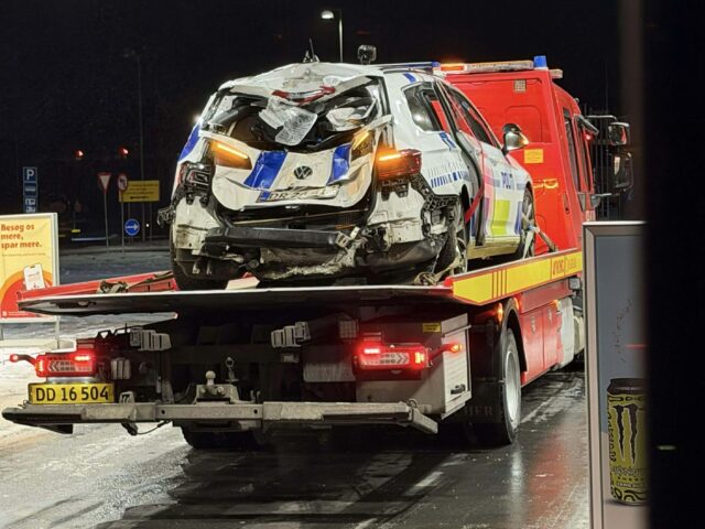 Dansk politibetjent dræbt i ulykke: Politibil smadret af lastbil