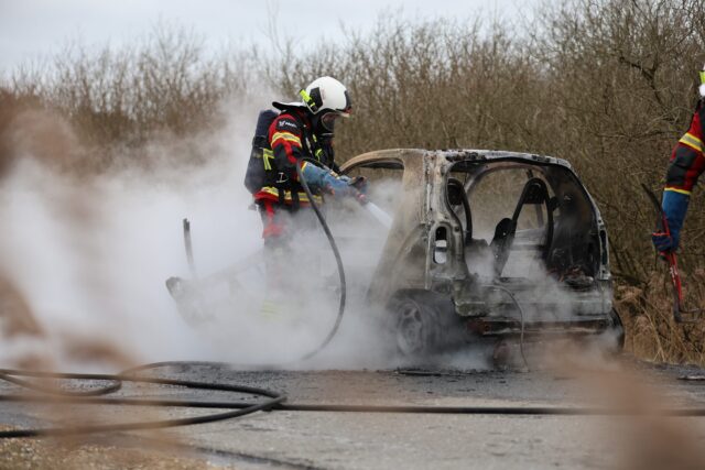 Voldsom bilbrand spreder sig