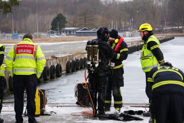 Dykker og politi til stede ved havn: Har fundet rollator i vandkant