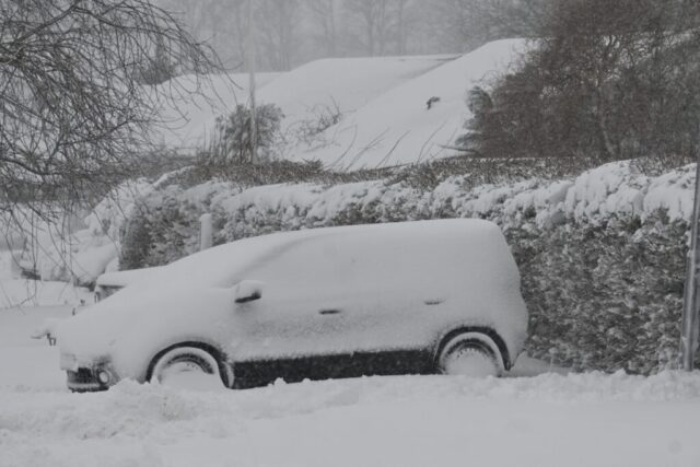 DMI advarer morgentrafikanter: 15 centimeter sne skaber kaos på vejene