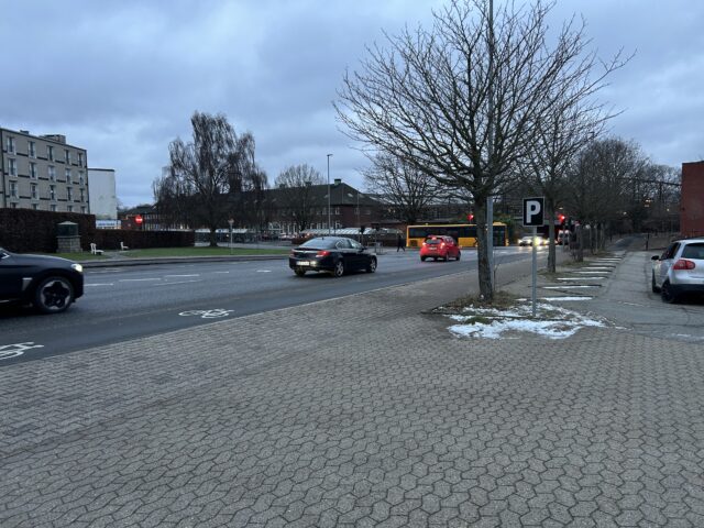 Bus og bil kolliderer