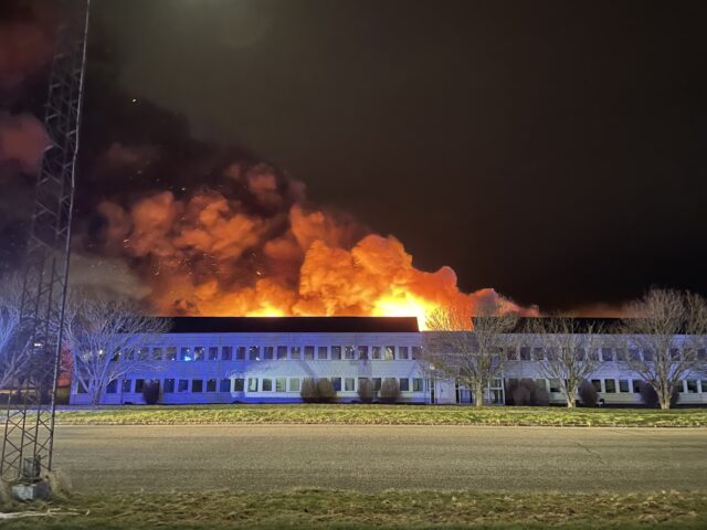 Flammehav i industribygning: “Muren er kollapset”