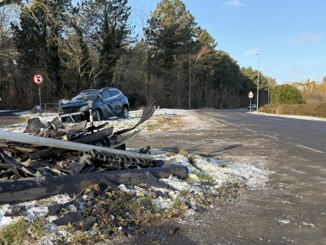 Bil ødelagt efter uheld: Brager ind i lygtepæl