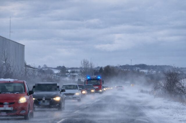 Spor spærret: Glider ind i autoværn