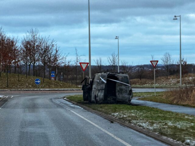 Udbrændt varevogn spærrer for morgentrafik
