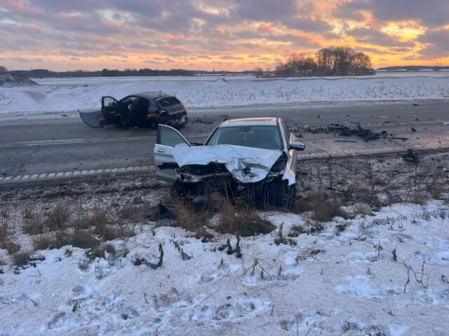 Alvorligt færdselsuheld spærrer motorvej: To personer hastet til hospitalet