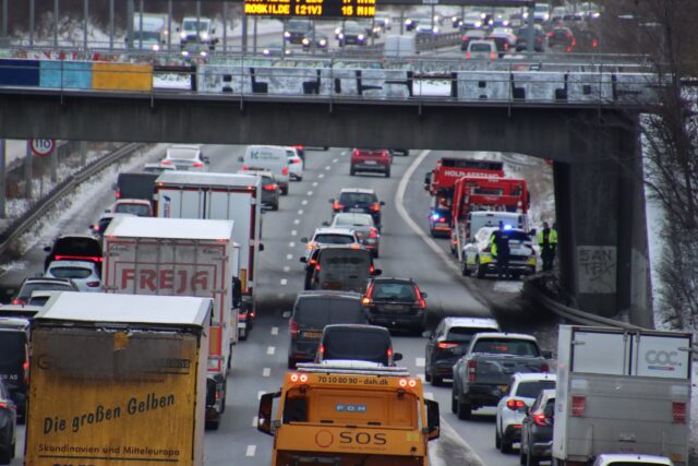 Uheld skaber kø på travl motorvej