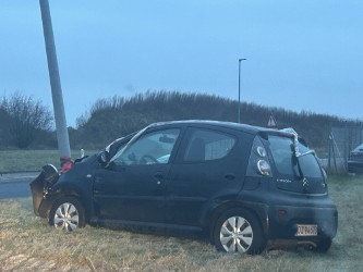 Bil rammer lygtepæl: Helt mast