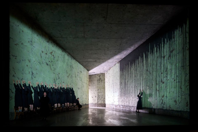 Guillotinens skygge hviler over smuk opera