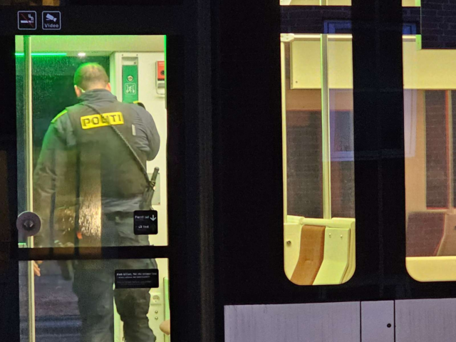 Letbane og bil brager sammen midt i by