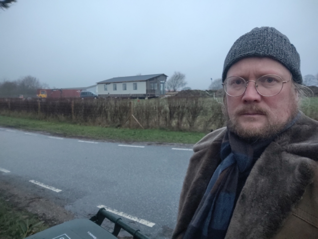 Naboen fra helvede eksploderer i retten: “Jeg er ikke en abe i et bur!”