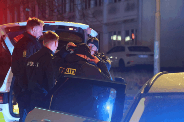 Bomberyddere i aktion midt i byen: Alt er afspærret